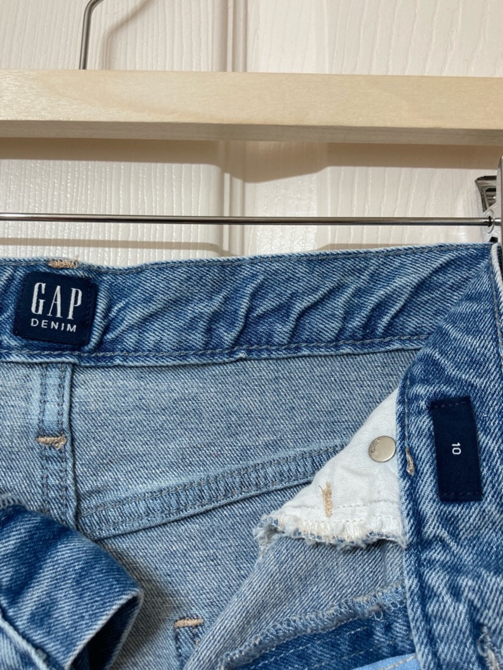 GAP Women's Light Wash High Rise Distressed Mini Denim Skirt 10 Coastal Cowgirl - Picture 2 of 6